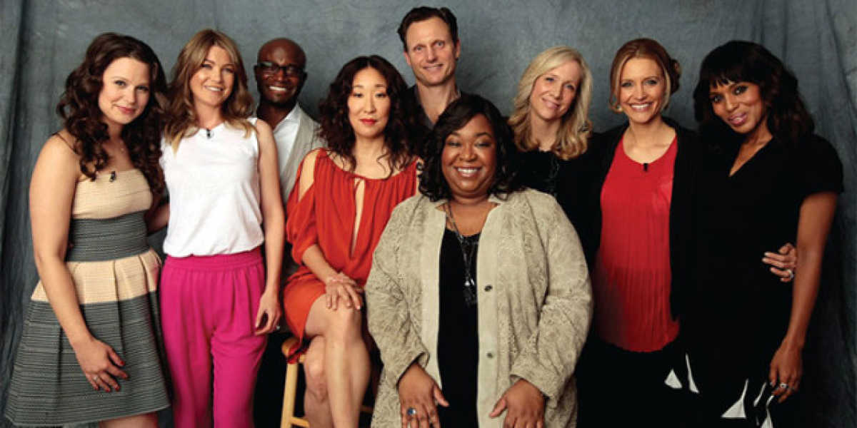 Shonda Rhimes con intérpretes de varias de sus series