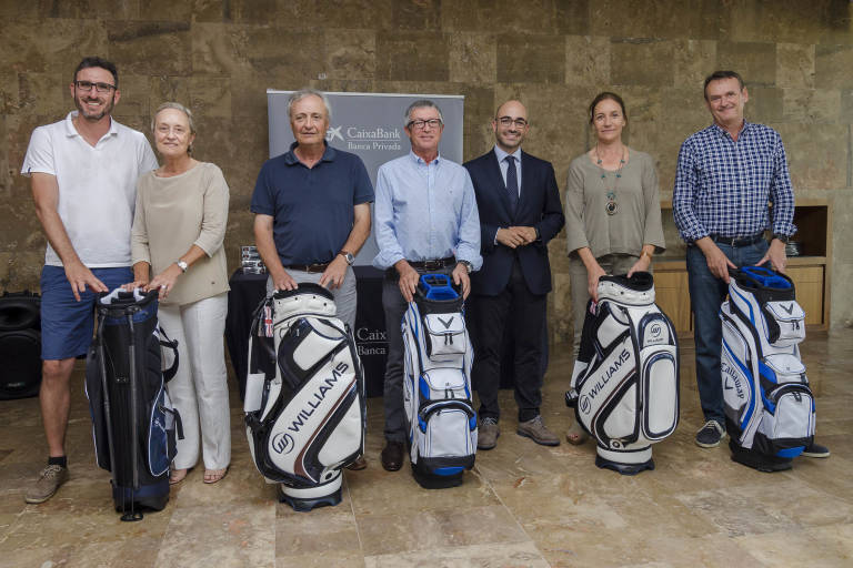 Foto: Raúl Mir, Director de CaixaBank Banca Privada en la Comunitat Valenciana (quinto por la izquierda); junto a los seis ganadores del torneo.