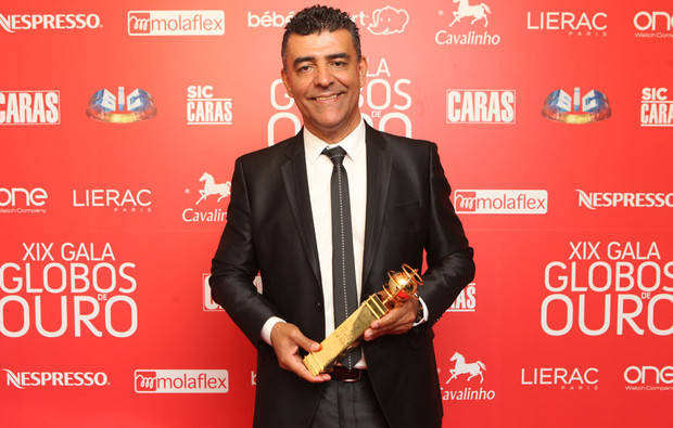 El empleado de Gestifute, Joao Camacho, recibiendo los premio Globos de Ouro correspondientes a Paulo Bento y Cristiano Ronaldo.