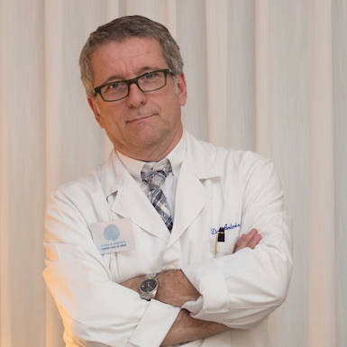 El Dr. Roig desarrolla su actividad profesional en Casa Salud y Hospital Valencia al Mar