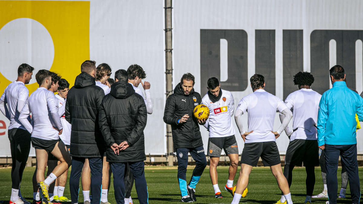 Valenciacf Baraja El C Diz Es Un Equipo Que Te Lleva A Jugar Al