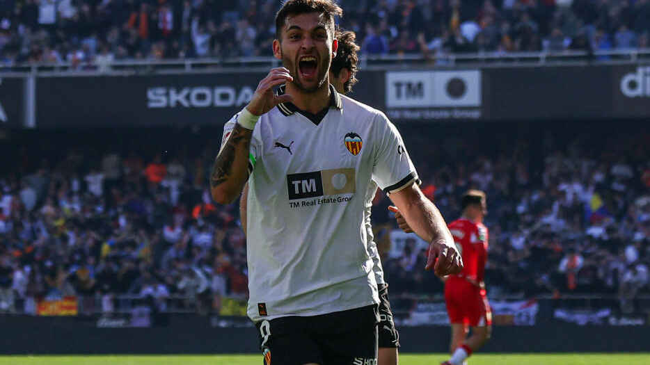 Vcf Hugo Duro Llega A Los Cien Partidos Con El Valencia En Su Mejor