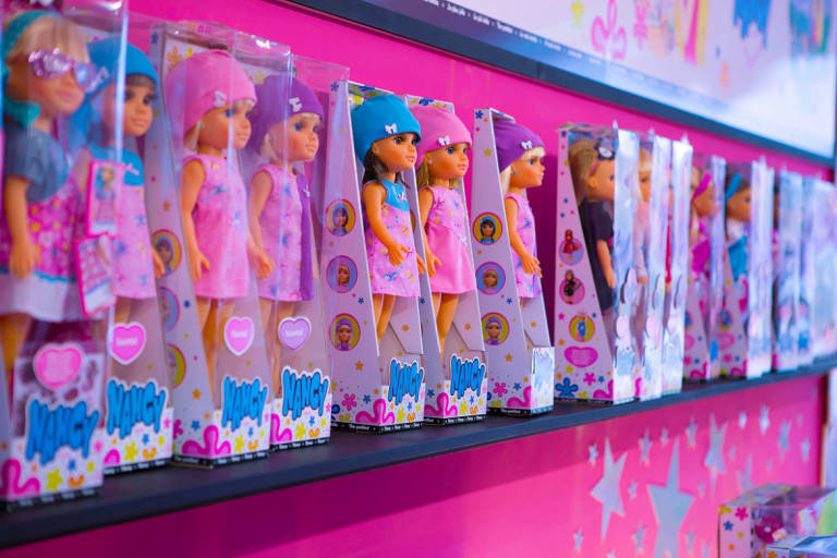 Muñecas Nancy, de Famosa, en un lineal de una tienda de juguetes. Foto: AP