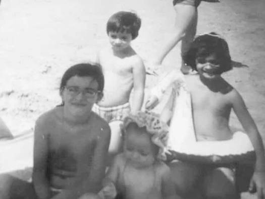 Margarita Soler y sus hermanas en la playa de Gandía