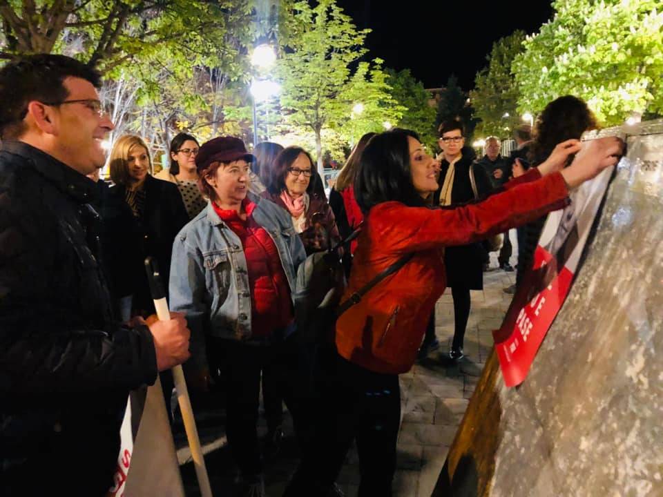 Rebeca Torró pegando un cartel electoral junto a Jorge Rodríguez días atrás