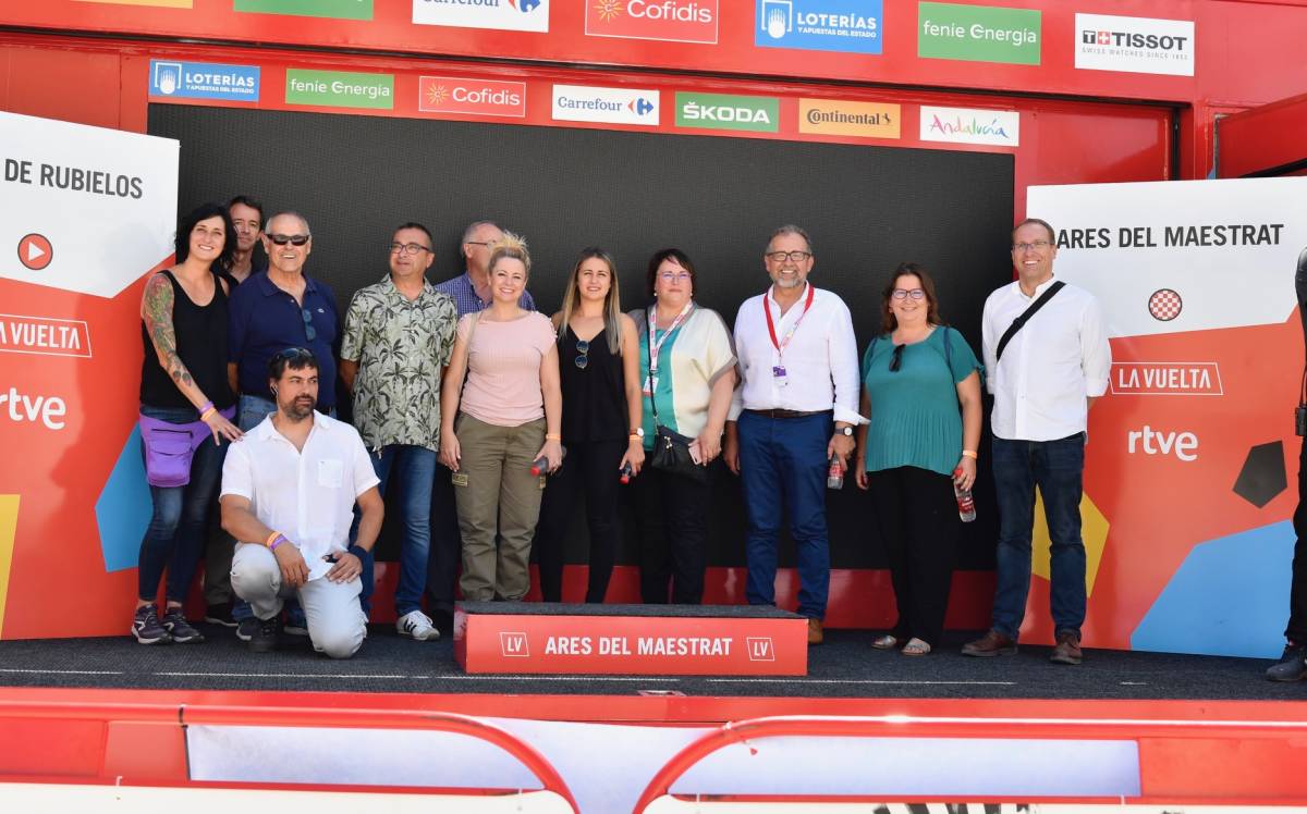 Autoridades de la provincia de Castellón posan junto a organizadores.