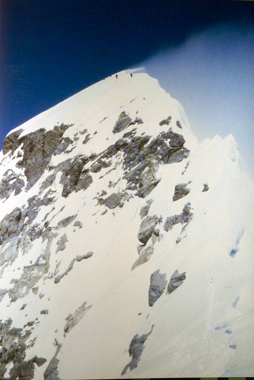 L'Everest i en el cim els dos escaladors valencians. © Everest 91. València al sostre del món