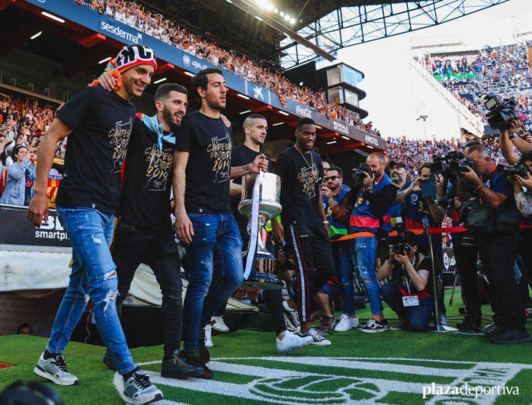 Los cinco capitanes del Valencia saltan al campo en la celebración del título de Copa en Mestalla (Carla Cortés)