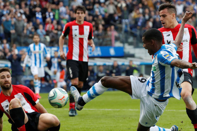 Alexander Isak anota el segundo gol ante el Athletic en el derbi vasco (EFE)