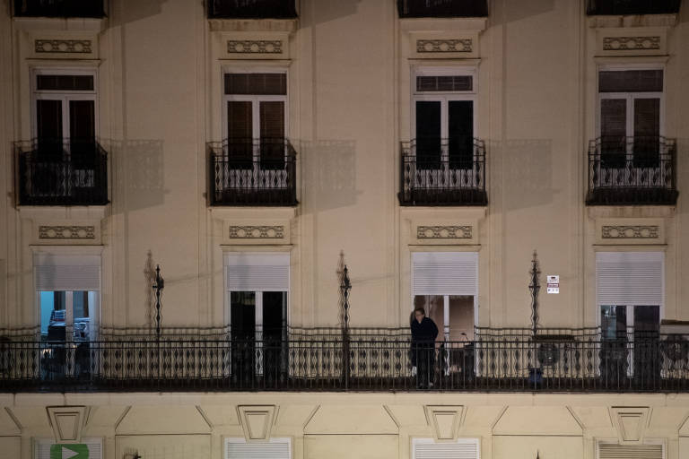 Una persona se asoma a un balcón en el centro de València durante el estado de alarma. Foto: KIKE TABERNER.