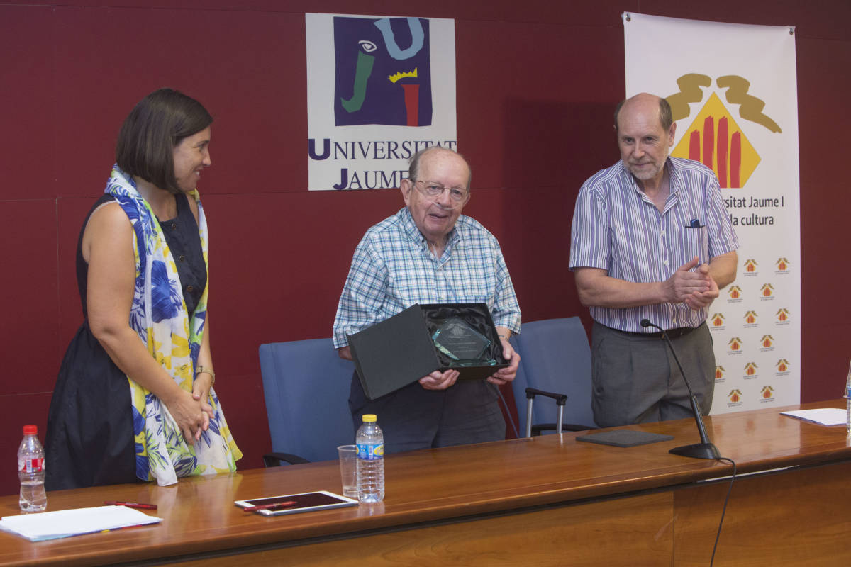 Germà Colón va rebre nombroses distincions, com aquesta del Col·lectiu Universitat Jaume I per la Llengua i la Cultura, en 2015.