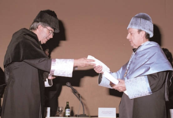 La Universitat Jaume I va nomenar Doctor Honoris Causa el professor Colón l'any 1993 (fotografia: UJI)