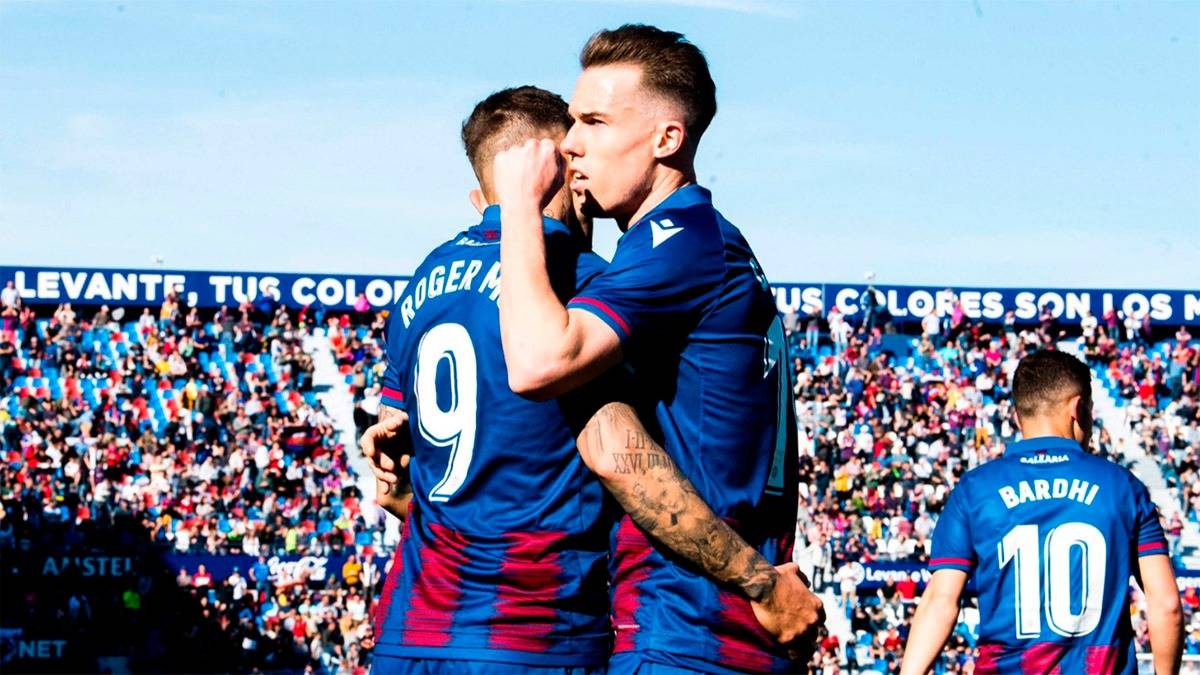 Clerc celebra un gol en el Ciutat junto a Roger (Levante UD)