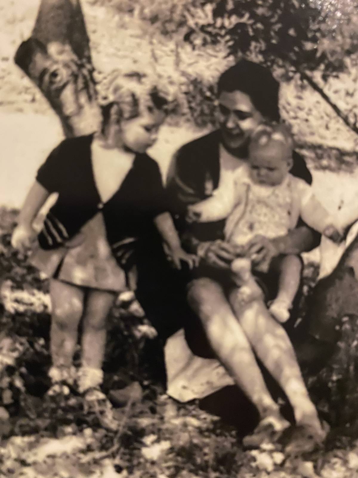 Mª Emilia Adán de niña junto a su madre y hermano