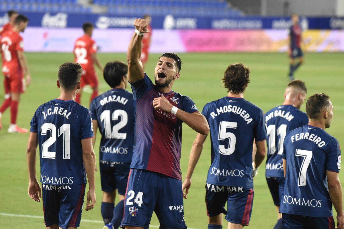 Rafa Mir celebra un tanto la temporaa pasada con el Huesca