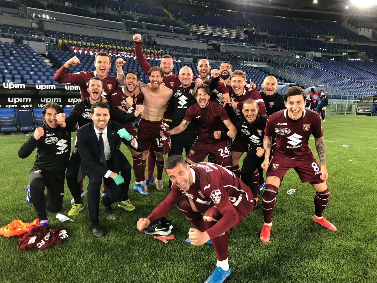 La plantilla del Torino en plena celebración tras empatar ayer frente a la Lazio y certificar la permanencia.