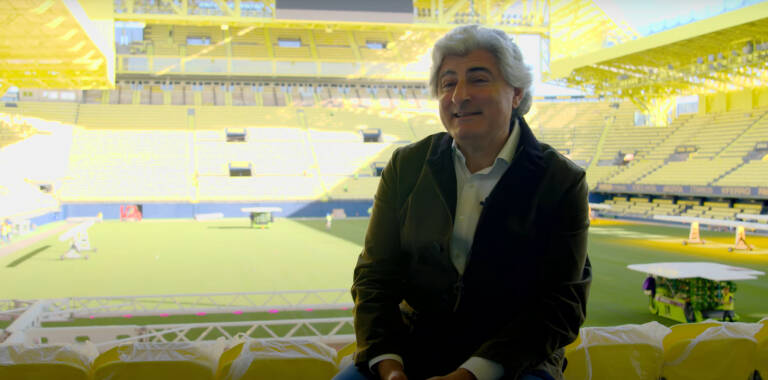 César Azcárate dentro del Estadio de la Cerámica. VILLARREAL CF