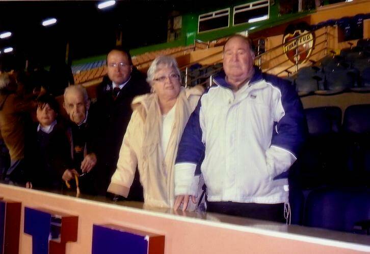Foto: Enriquito, Manolo Peris (padre), la esposa de Vall y Josep Maria Vall, autor del gol de l’ascens del 63, en febrer de 2010.