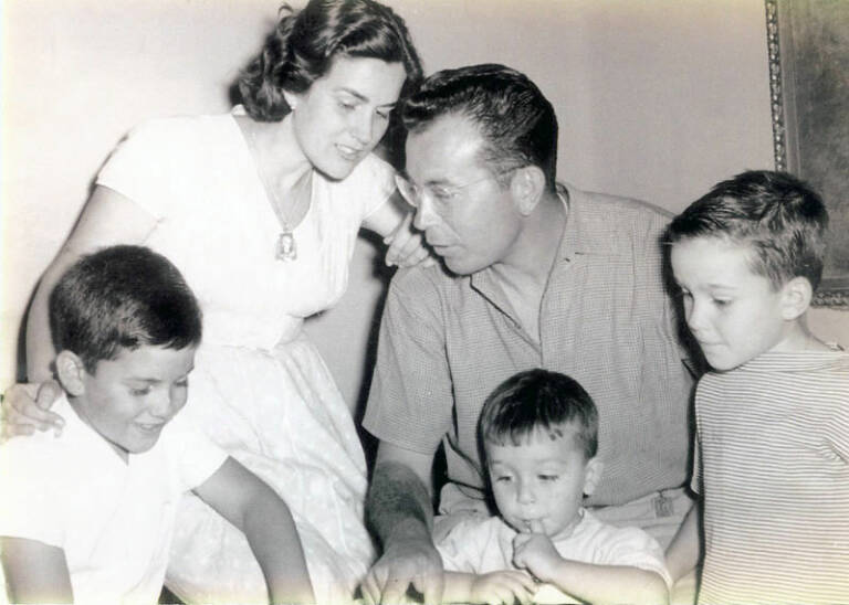 Luis Puig con su mujer Lola y sus tres hijos. Foto: LUISPUIG.ORG
