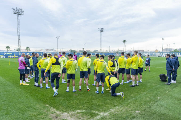 La plantilla del Villarreal entrena para preparar el partido contra el Stade Rennes. VILLARREAL CF