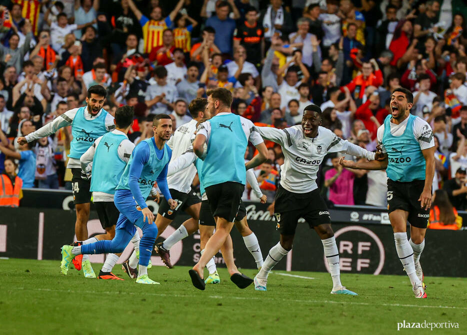 Foto: La plantilla del Valencia celebrando el empate 'in-extremis' contra el Espanyol / Carla Cortés.