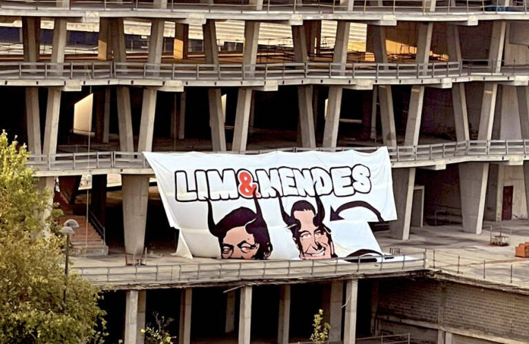 Foto: Pancarta contra Peter Lim y Mendes en el Nou Mestalla (Foto: @VCFtuits)
