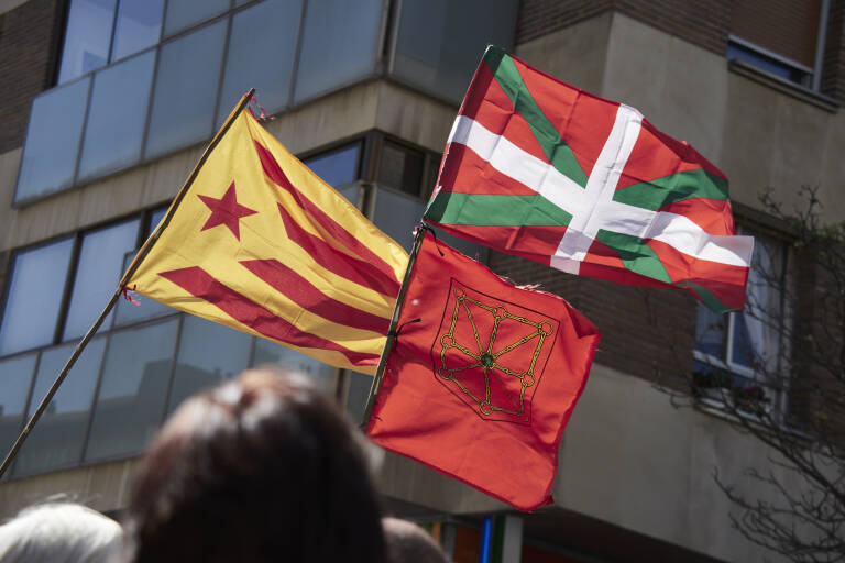 Vista de varias banderas: una estelada, una ikurriña y la de Navarra. Foto: EDUARDO SANZ/EP