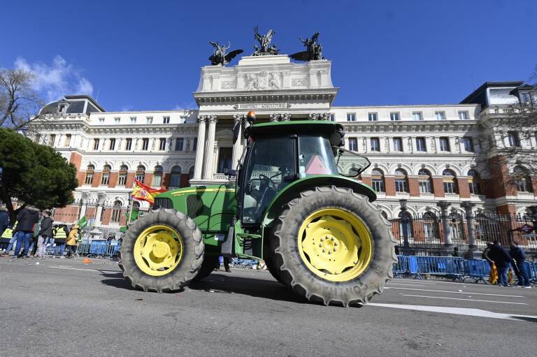 Un tractor llega a la concentración de agricultores en el Ministerio de Agricultura. Foto: ALBERTO ORTEGA/EP