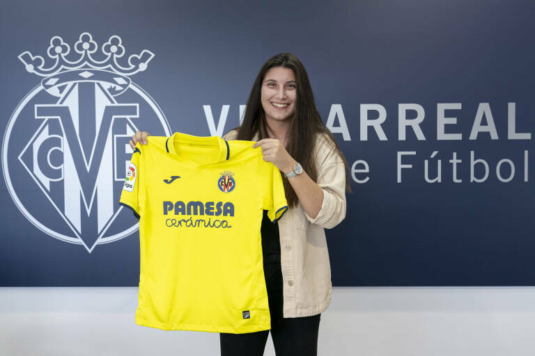 Cristina Cubedo posa en su regreso al Villarreal en 2022. VILLARREAL CF